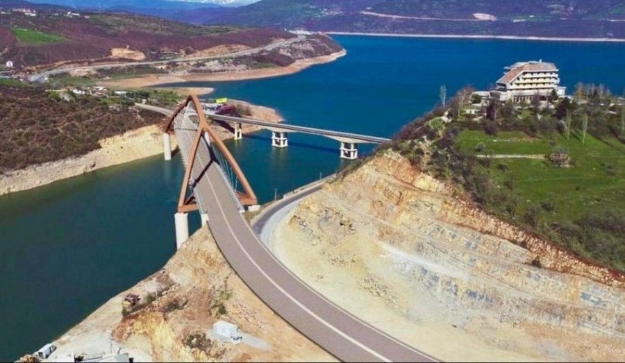 Punimet ne uren e re mbi Drin, qarkullimi per automjetet behet vetem ne njerin krah